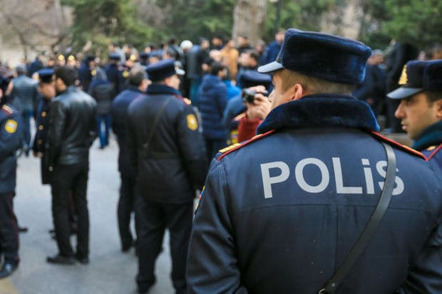 Azərbaycanda polisi bıçaqladılar