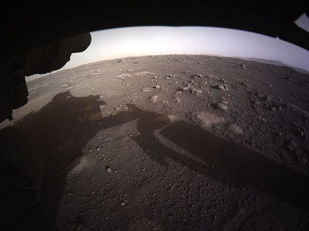 Mars roveri qırmızı planetdən ilk rəngli görüntüləri göndərdi -