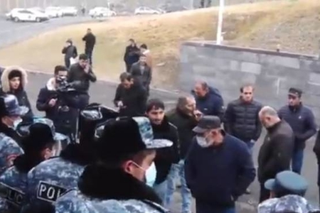 Zəngəzurda azərbaycanlılara qarşı döyüşmək istəyən ermənilər tutuldu: Zəngəzurda azərbaycanlılara qarşı döyüşmək istəyən ermənilər tutuldu: