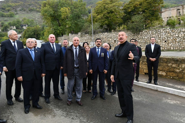 İlham Əliyev Xocavəndlilərlə birlikdə Tuğ kəndində olub -