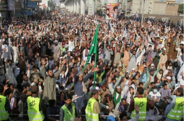 Pakistanda polislə islamçılar arasında toqquşmada 8 nəfər ölüb Pakistanda polislə islamçılar arasında toqquşmada 8 nəfər ölüb