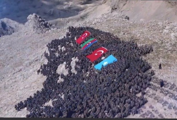 Komandoslar şəhidləri anmaq üçün zirvəyə yürüş etdi -