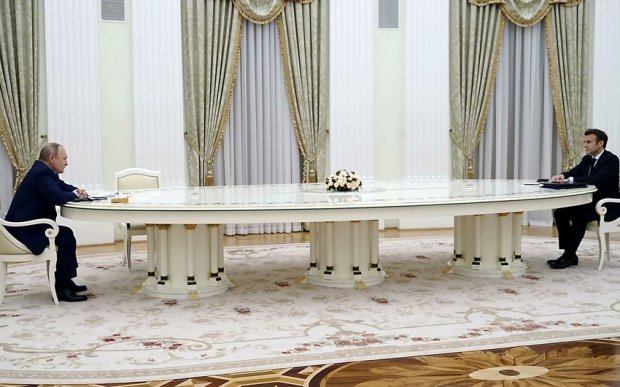 Kremldən Putinlə Makronun uzun masa arxasında söhbətləşməsinə yeni izah
