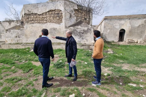 İsrail nümayəndələri Ağdamda ermənilərin dağıtdıqları abidələrlə tanış olublar -