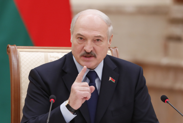 Lukaşenko Belarusdakı səfirləri faşistlərə bənzətdi