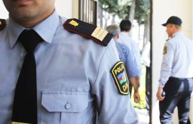 Azərbaycanda polis döyüldü