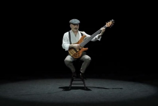 Azərbaycanlı Morrikonenın əsərini bass gitarada ifa etdi