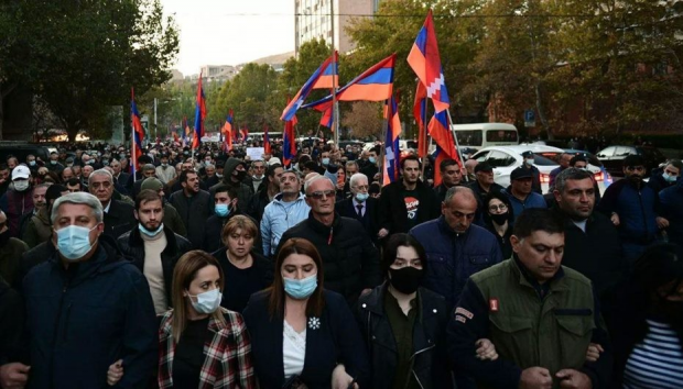 Etirazçılar Kiyev körpüsünü bağladı -