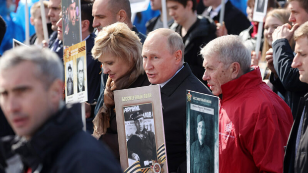 Putin Qırmızı meydandakı yürüşə atasının portreti ilə qatıldı - FOTO