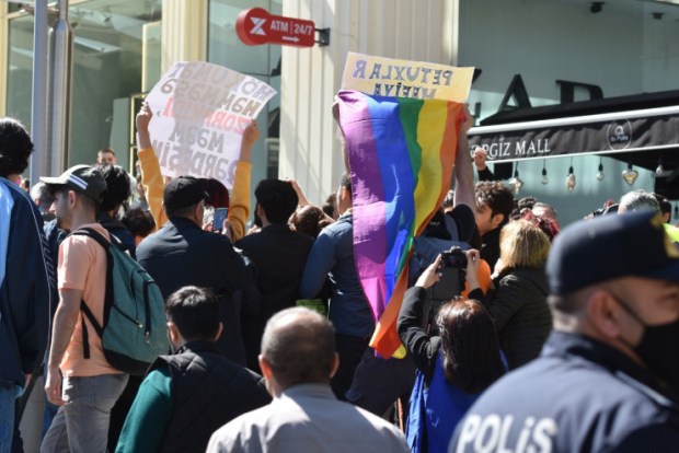 Bakıda yürüş: LGBT bayrağı qaldırdılar, polisə qarşı şüar dedilər və dağılışdılar