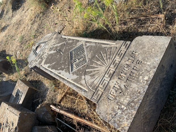 “Dağıdılan məzar atamındır” – “Dağıdılan məzar atamındır” –
