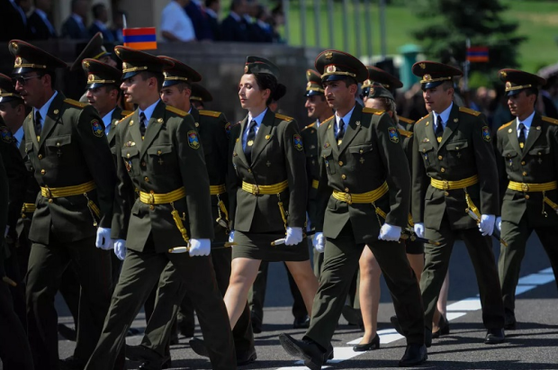 Ermənistanda hərbi məktəbin məzunlarına dərhal