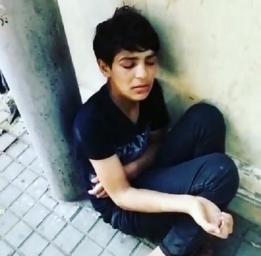 Narkoloji dispanserdən buraxılan 15 yaşlı Ruslan küçədə dilənçilik edir