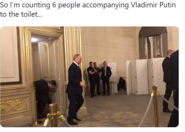 Putin tualetə 6 mühafizəçi ilə gedir