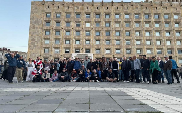 Tbilisidə aksiya davam edir, etirazçılar hökumət binasının qarşısına toplaşdı