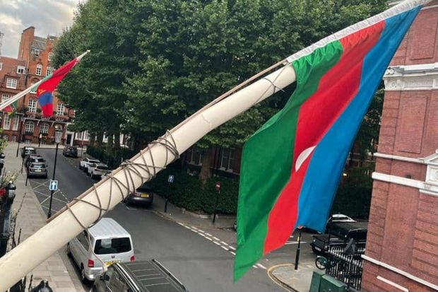 Londonda səfirliyin binasında yenidən bayrağımız dalğalanır
