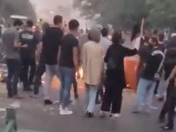 Tehranda etirazçılar prospekti bağladı