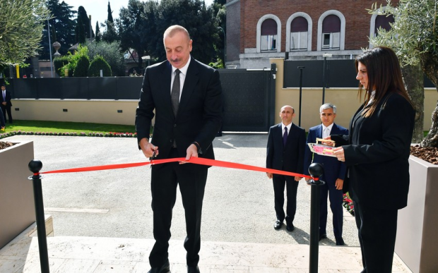 Prezident Romada səfirliyin binasının açılışında
