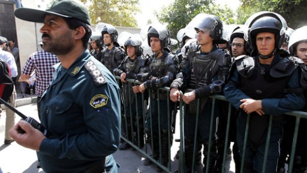 İran polisi etirazçılara atəş açdı, motosiklet qadının üzərindən keçdi