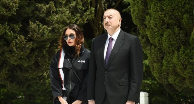 Prezident və xanımı Anım Gününə həsr olunan xatirə lövhəsini ziyarət ediblər - Prezident və xanımı Anım Gününə həsr olunan xatirə lövhəsini ziyarət ediblər -