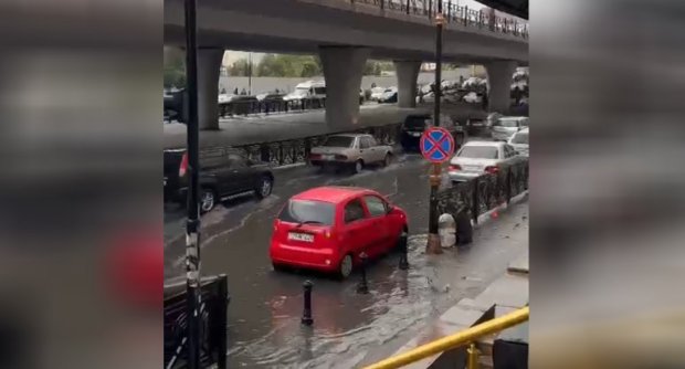 Bakıda yağış yağdı, 3-cü mikrorayon dairəsini su basdı