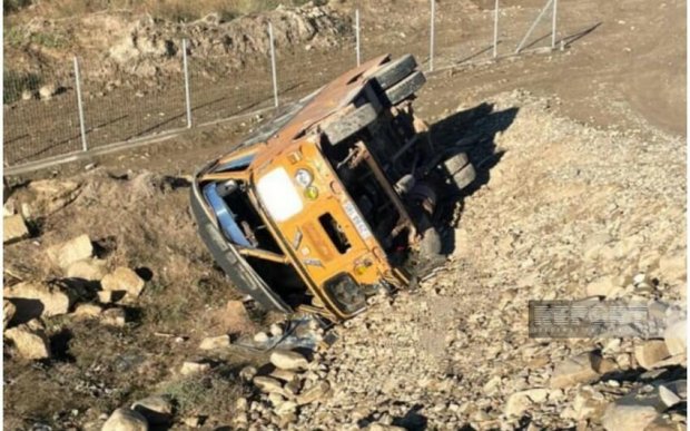 Siyəzəndə mikroavtobus aşdı: xəsarət alanlar var Siyəzəndə mikroavtobus aşdı: xəsarət alanlar var