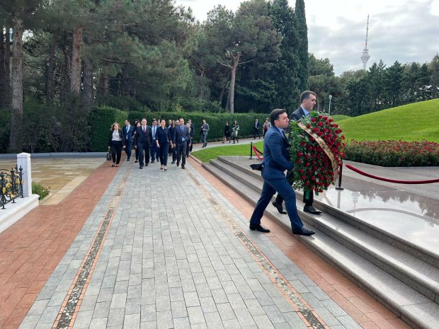 Bakı Beynəlxalq Konfransının iştirakçıları Fəxri Xiyabanda Bakı Beynəlxalq Konfransının iştirakçıları Fəxri Xiyabanda
