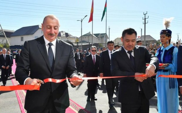 Prezident Bişkekdə Nizami Gəncəvi adına məktəbin açılışında Prezident Bişkekdə Nizami Gəncəvi adına məktəbin açılışında