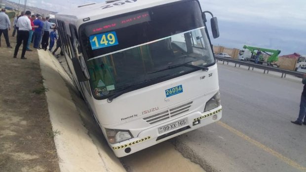 Bakıda sərnişin avtobusu aşdı: xəsarət alanlar var Bakıda sərnişin avtobusu aşdı: xəsarət alanlar var