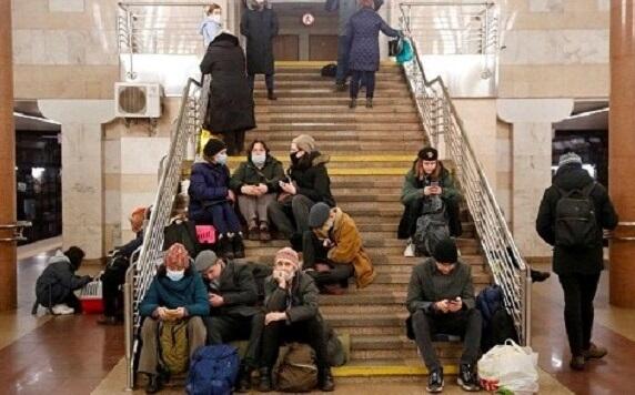 Kiyevdə metro yenə sığınacağa çevrildi Kiyevdə metro yenə sığınacağa çevrildi