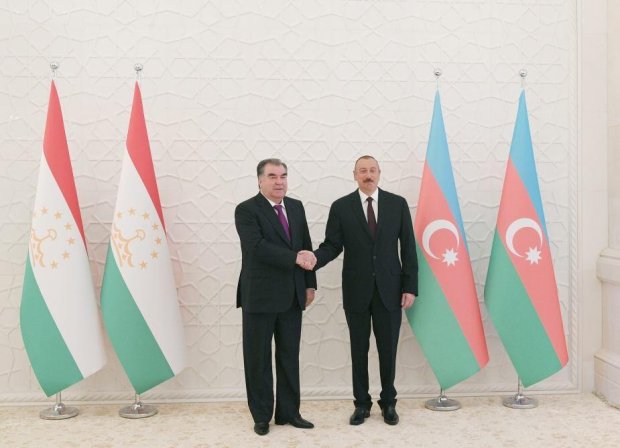 Prezident tacikistanlı həmkarına zəng etdi