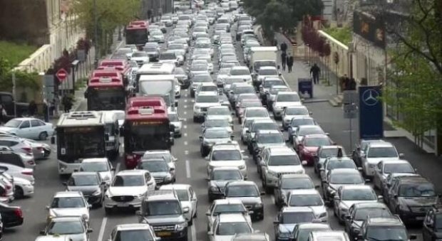 Bu yollarda tıxac yarandı Bu yollarda tıxac yarandı