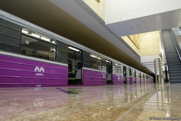 Metrodan istifadə edən sakinlərə Metrodan istifadə edən sakinlərə