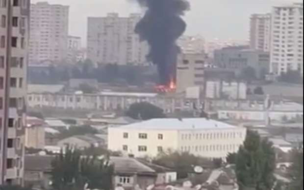 Bakıda zavodda güclü yanğın başladı Bakıda zavodda güclü yanğın başladı