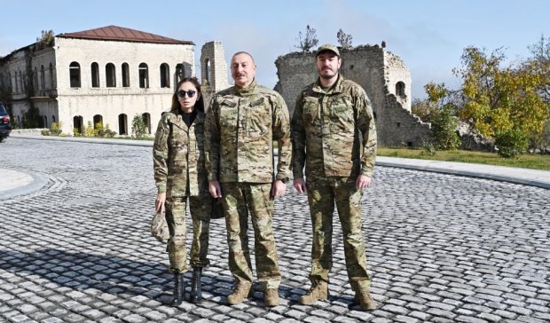 İlham Əliyev xanımı və oğlu ilə birlikdə Şuşada İlham Əliyev xanımı və oğlu ilə birlikdə Şuşada