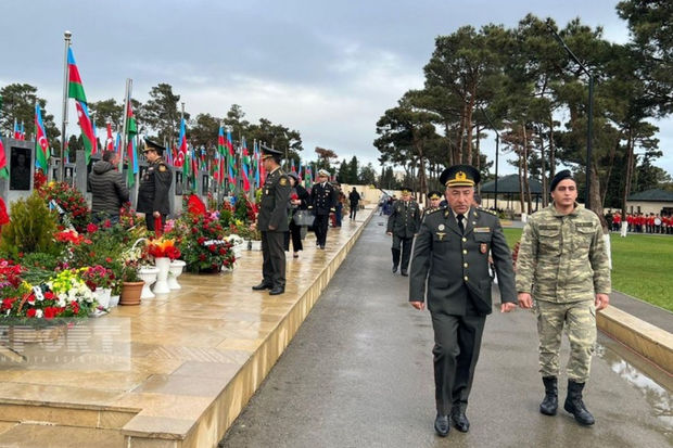 Müdafiə Nazirliyinin zabit heyəti Zəfər Günü ilə bağlı İkinci Şəhidlər xiyabanını ziyarət edib Müdafiə Nazirliyinin zabit heyəti Zəfər Günü ilə bağlı İkinci Şəhidlər xiyabanını ziyarət edib