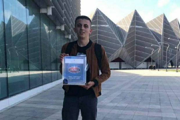 Rekorda imza atan azərbaycanlı məktəbli Rekorda imza atan azərbaycanlı məktəbli