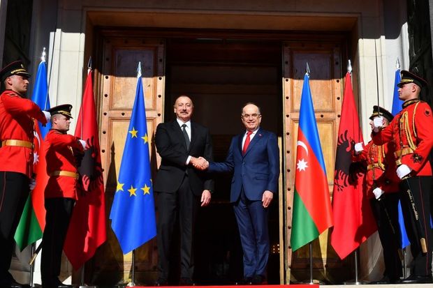 Prezidentin Tiranada rəsmi qarşılanma mərasimi olub Prezidentin Tiranada rəsmi qarşılanma mərasimi olub