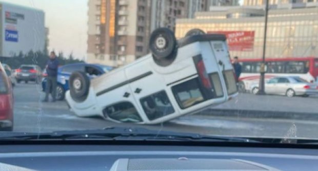 Səhər saatlarında Bakıda avtomobil aşıb