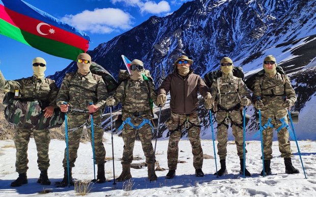 Kursantlar “Zəfər zirvəsi”ndə Kursantlar “Zəfər zirvəsi”ndə