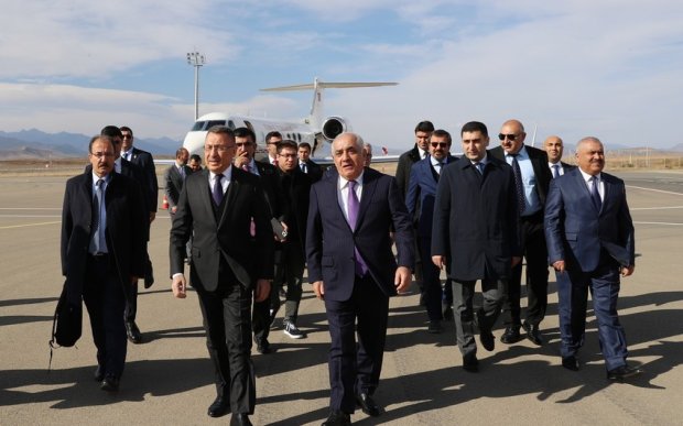 Əli Əsədov və Fuat Oktay Füzuli aeroportunda Əli Əsədov və Fuat Oktay Füzuli aeroportunda