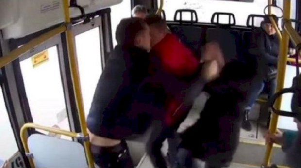 Bakıda avtobusda sərnişinlər əlbəyaxa davaya çıxdı