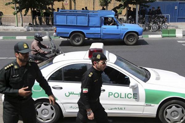 İranda polis 4 əməkdaşını güllələdi İranda polis 4 əməkdaşını güllələdi
