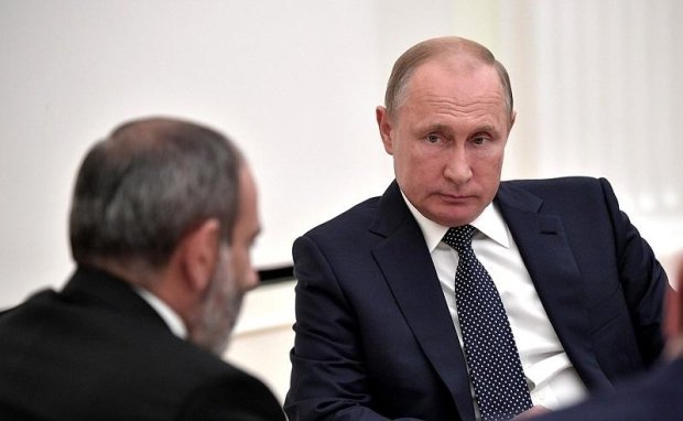 Putinlə Paşinyan maşında nələr danışıblar?