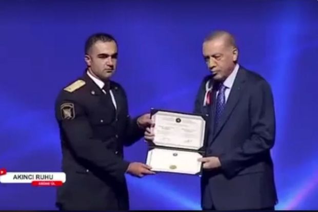 Ərdoğan azərbaycanlı hərbçiyə diplom təqdim edib Ərdoğan azərbaycanlı hərbçiyə diplom təqdim edib