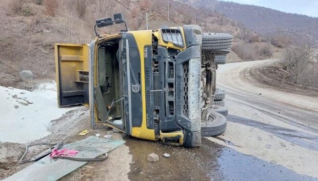 Kəlbəcərdə yük maşını aşdı: Kəlbəcərdə yük maşını aşdı: