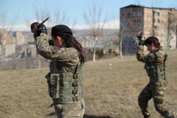 Ermənistan orduya qadınları toplayır