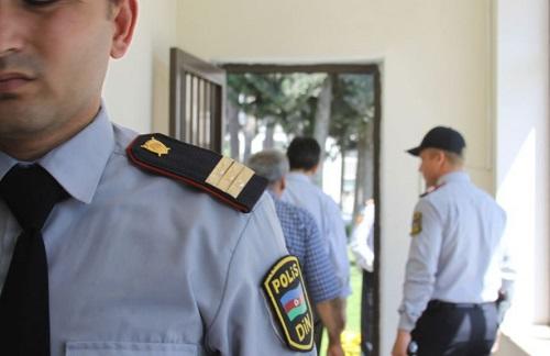 Polis tabel silahını təhvil alarkən xəsarət aldı