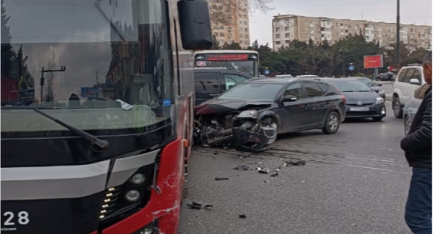 “Bakubus” avtobusu qəzaya düşdü
