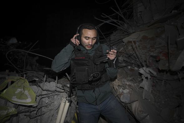 Azərbaycanlı mütəxəssis Türkiyədə xüsusi cihazla 14 nəfəri dağıntılar altından sağ çıxarıb